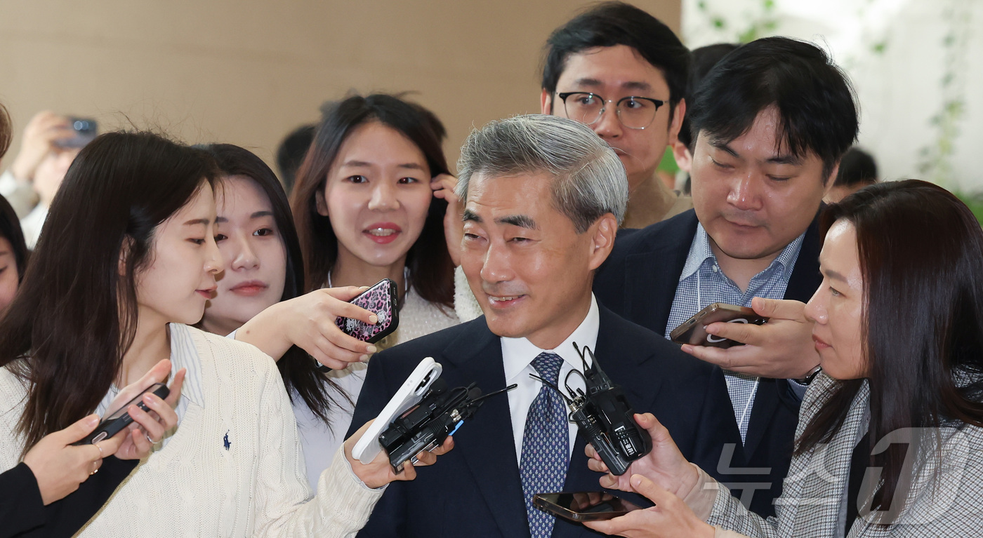 (서울=뉴스1) 이종수 인턴기자 = 신현송 한국은행 총재가 21일 오전 서울 중구 한국은행 본관으로 첫 출근을 하며 취재진의 질문을 받고 있다. 2026.4.21/뉴스1