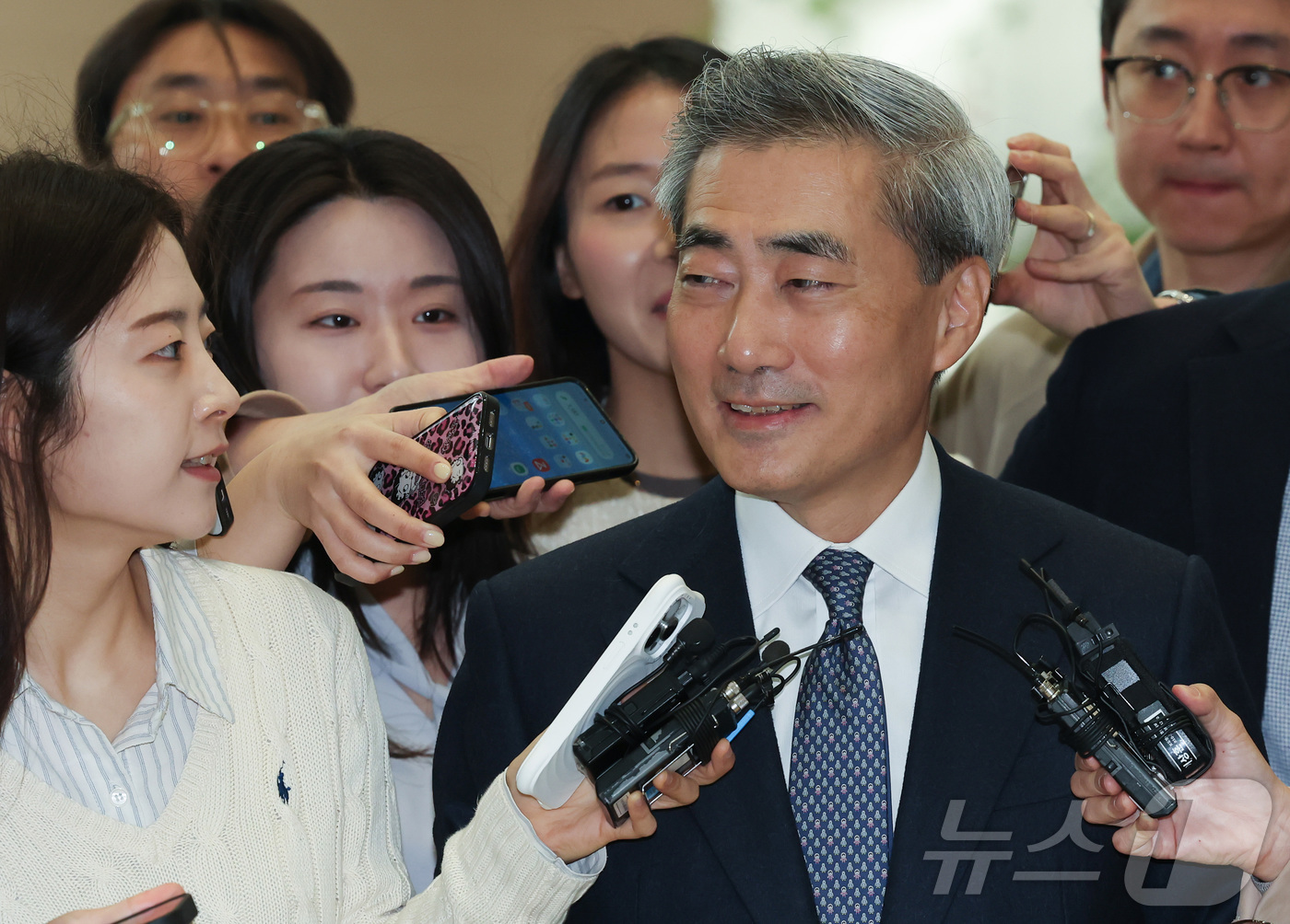 (서울=뉴스1) 이종수 인턴기자 = 신현송 한국은행 총재가 21일 오전 서울 중구 한국은행 본관으로 첫 출근을 하며 취재진 질문을 받고 있다. 2026.4.21/뉴스1