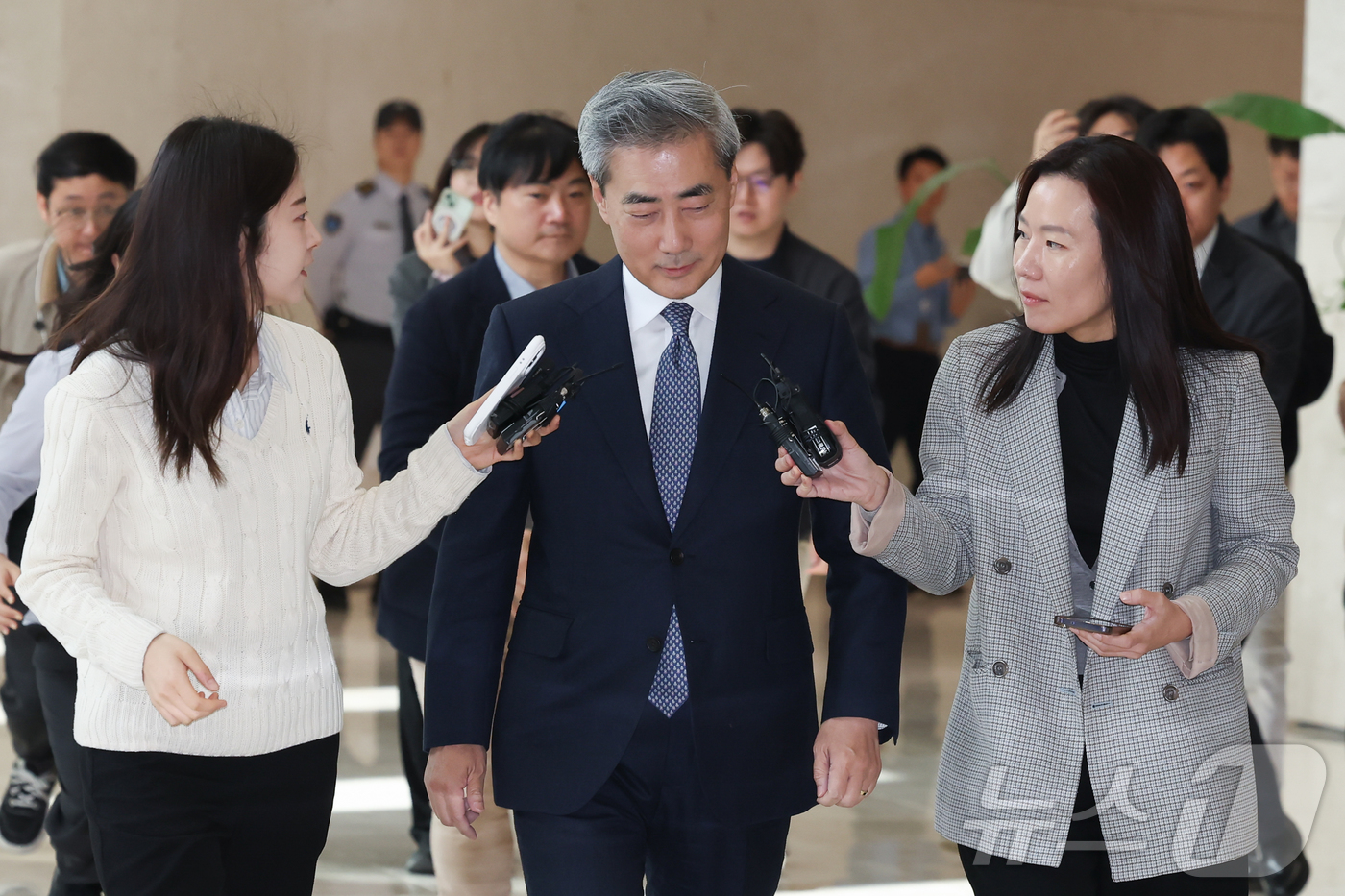 (서울=뉴스1) 이종수 인턴기자 = 신현송 한국은행 총재가 21일 오전 서울 중구 한국은행 본관으로 첫 출근을 하고 있다. 2026.4.21/뉴스1