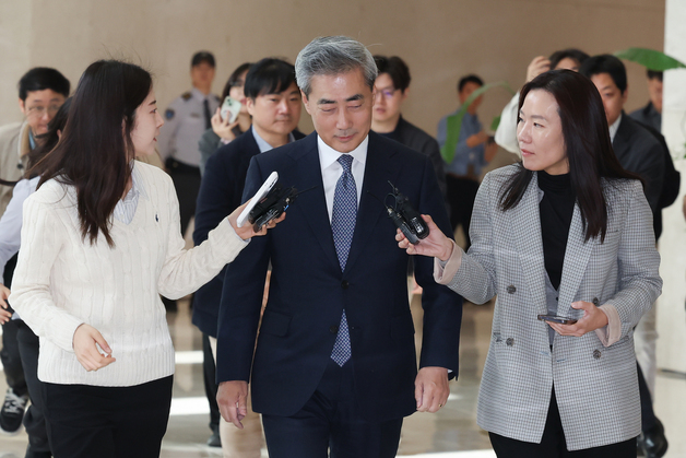 첫 출근하는 신현송 한국은행 총재