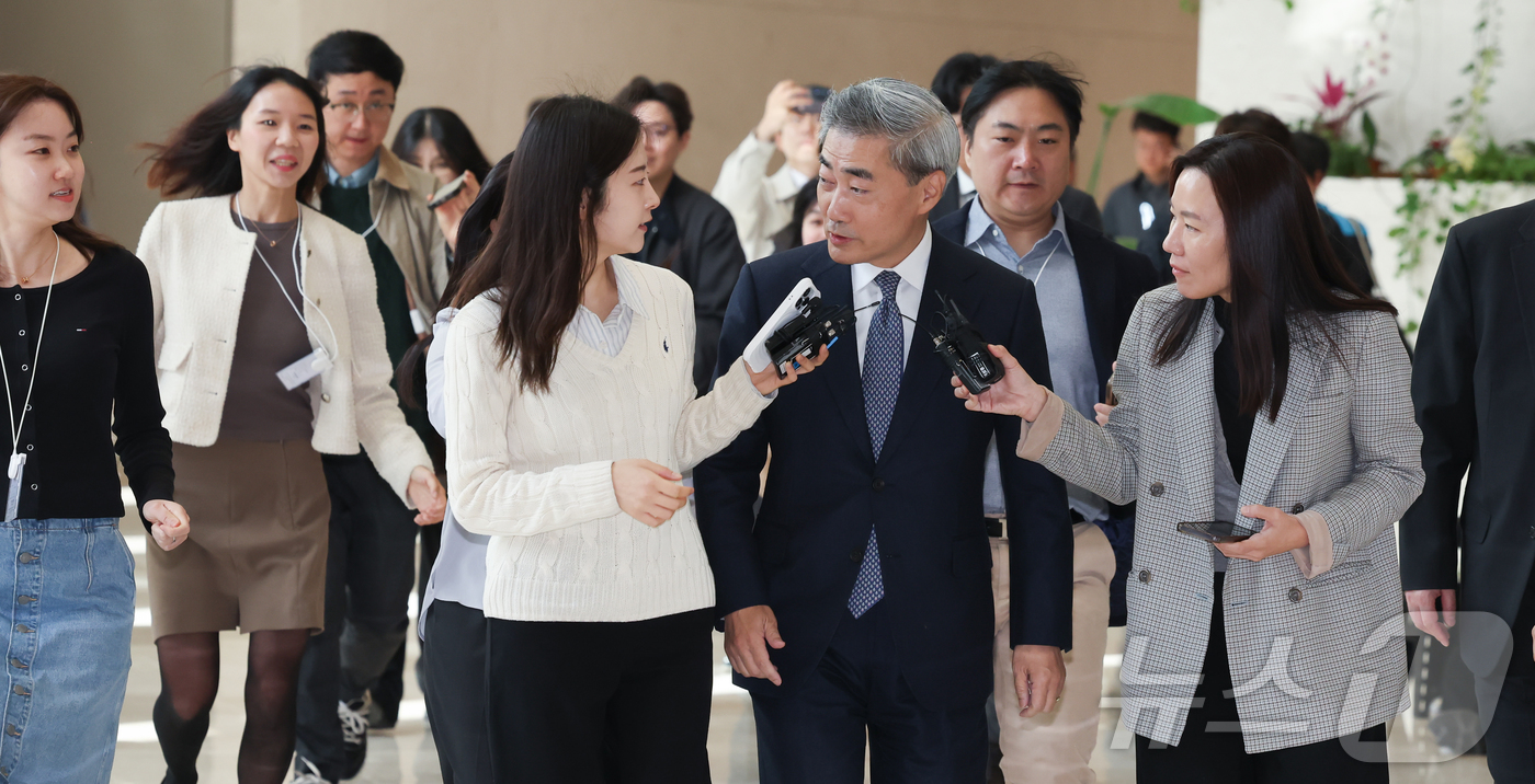 (서울=뉴스1) 이종수 인턴기자 = 신현송 한국은행 총재가 21일 오전 서울 중구 한국은행 본관으로 첫 출근을 하며 취재진 질문을 받고 있다. 2026.4.21/뉴스1