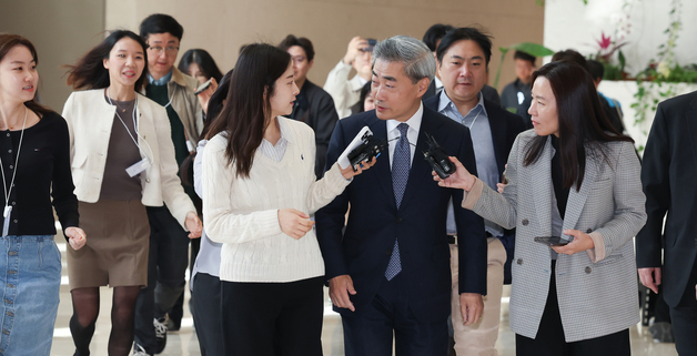 출근하며 취재진 질문 받는 신현송 한국은행 총재