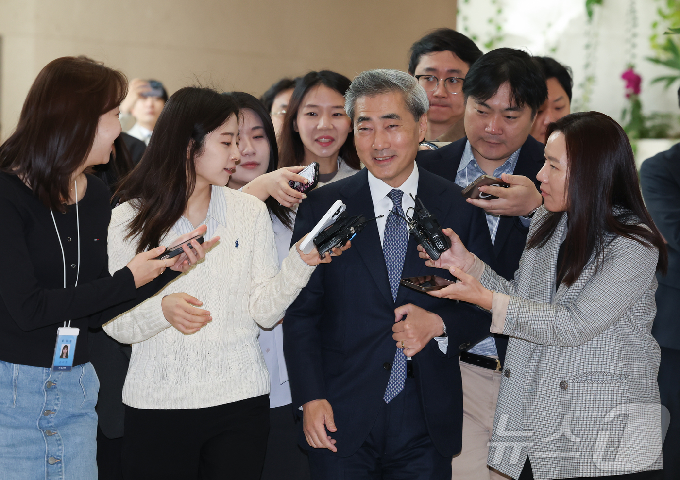 (서울=뉴스1) 이종수 인턴기자 = 신현송 한국은행 총재가 21일 오전 서울 중구 한국은행 본관으로 첫 출근을 하며 취재진 질문을 받고 있다. 2026.4.21/뉴스1