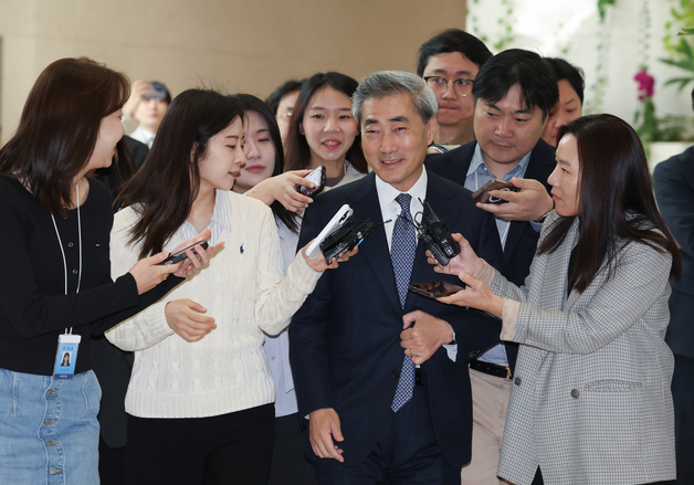 질문 공세 받는 신현송 한은 총재