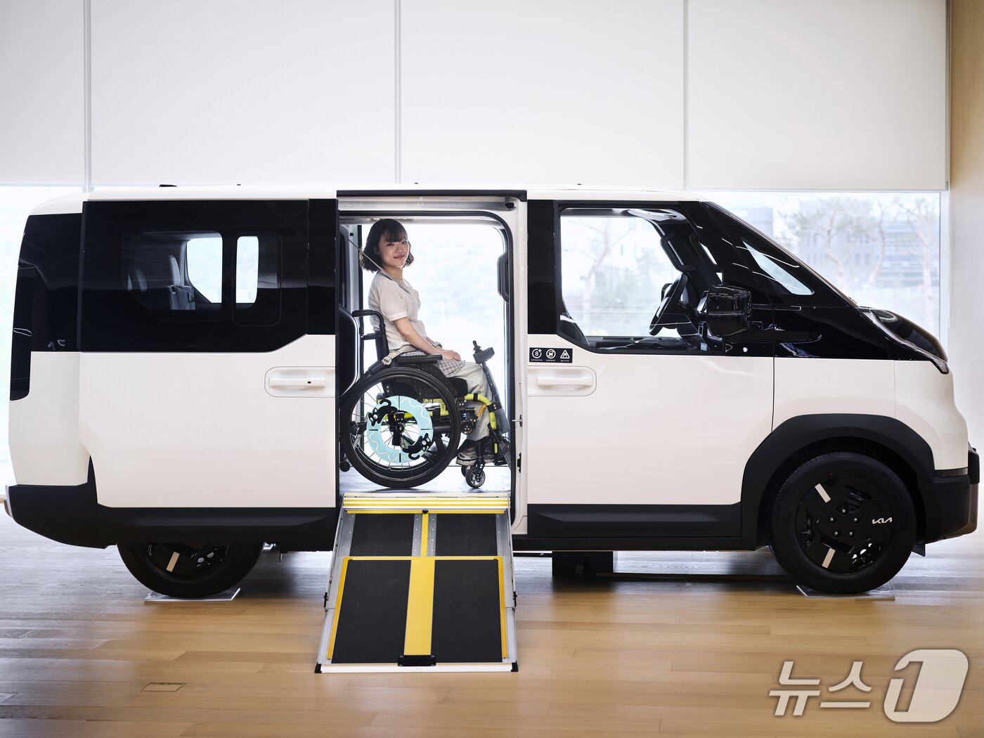 본문 이미지 - 유튜버 '굴러라 구르님'이 PV5 WAV와 함께 기념촬영을 하고 있는 모습(기아 제공)