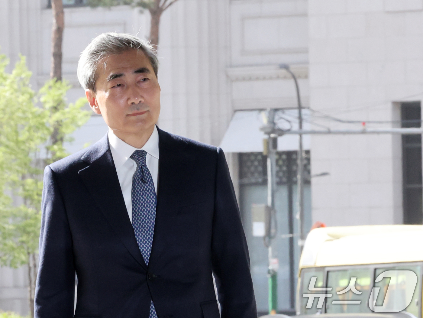 (서울=뉴스1) 황기선 기자 = 신현송 신임 한국은행 총재가 21일 오전 서울 중구 한국은행으로 첫 출근을 하고 있다. 2026.4.21/뉴스1