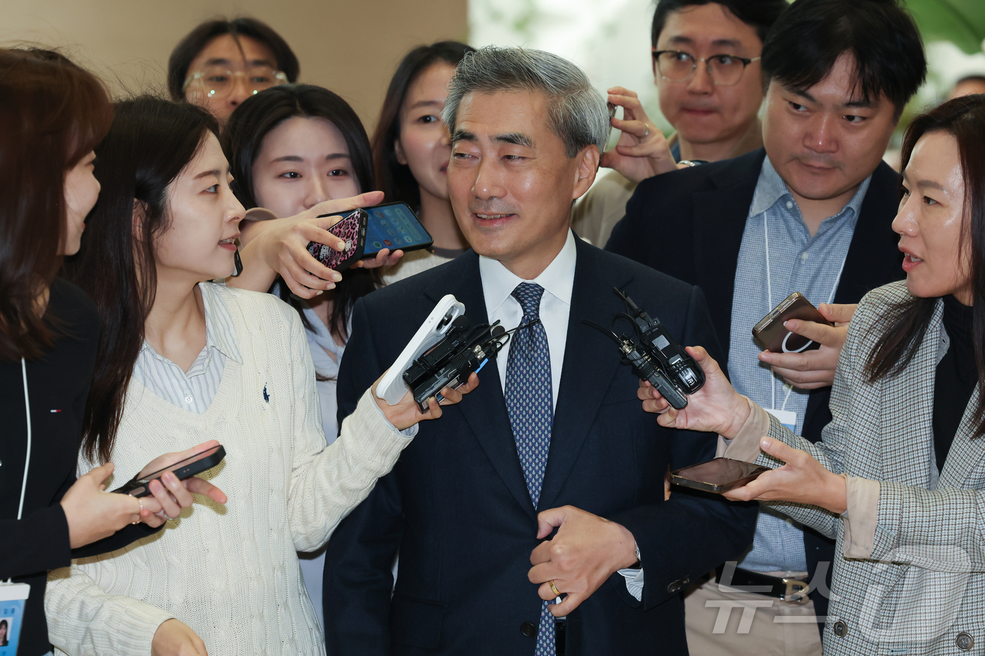 (서울=뉴스1) 이종수 인턴기자 = 신현송 한국은행 총재가 21일 오전 서울 중구 한국은행 본관으로 첫 출근을 하며 취재진 질문을 받고 있다. 2026.4.21/뉴스1