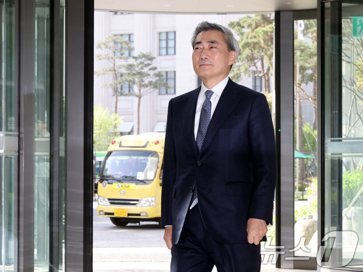 (서울=뉴스1) 황기선 기자 = 신현송 신임 한국은행 총재가 21일 오전 서울 중구 한국은행으로 첫 출근을 하고 있다. 2026.4.21/뉴스1