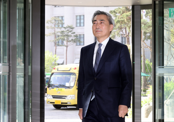 첫 출근하는 신현송 신임 한국은행 총재