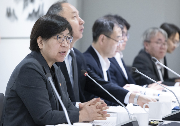 "소아과 가려 40분 이동" 주민 호소에…정은경 "절박함 담겨"