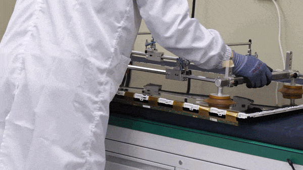 본문 이미지 -  삼성전자서비스 엔지니어가 세탁기, 스마트폰 수리를 제공하는 모습 (사진제공 = 삼성전자서비스) 