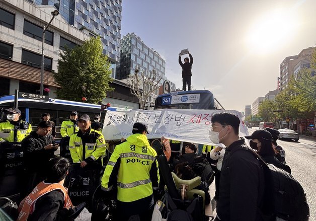버스 위 올라간 전장연…광화문·종각서 출근길 버스 저지 시위