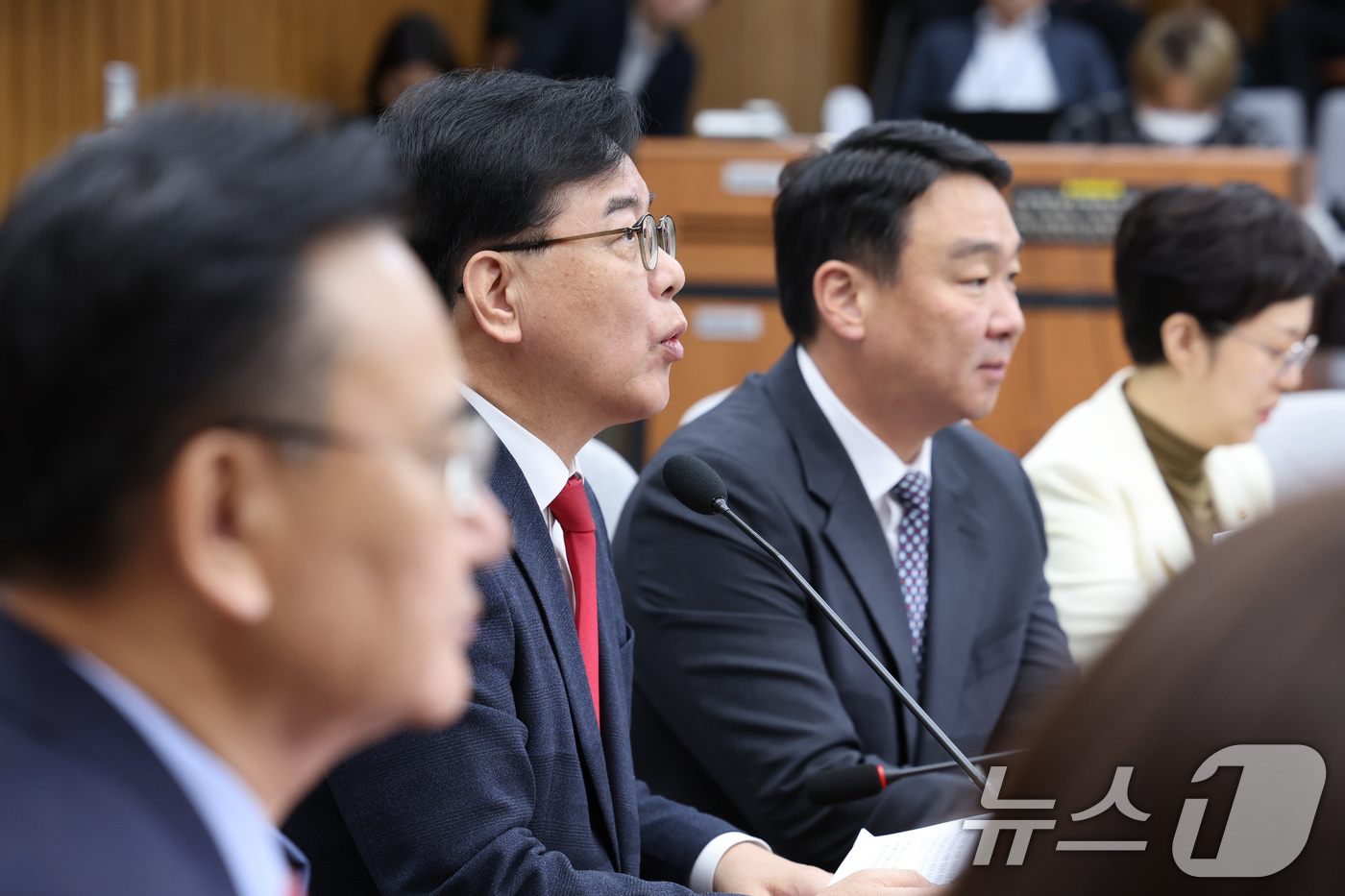 (서울=뉴스1) 신웅수 기자 = 송언석 국민의힘 원내대표가 21일 서울 여의도 국회에서 열린 원내대책회의에서 발언하고 있다. 2026.4.21/뉴스1