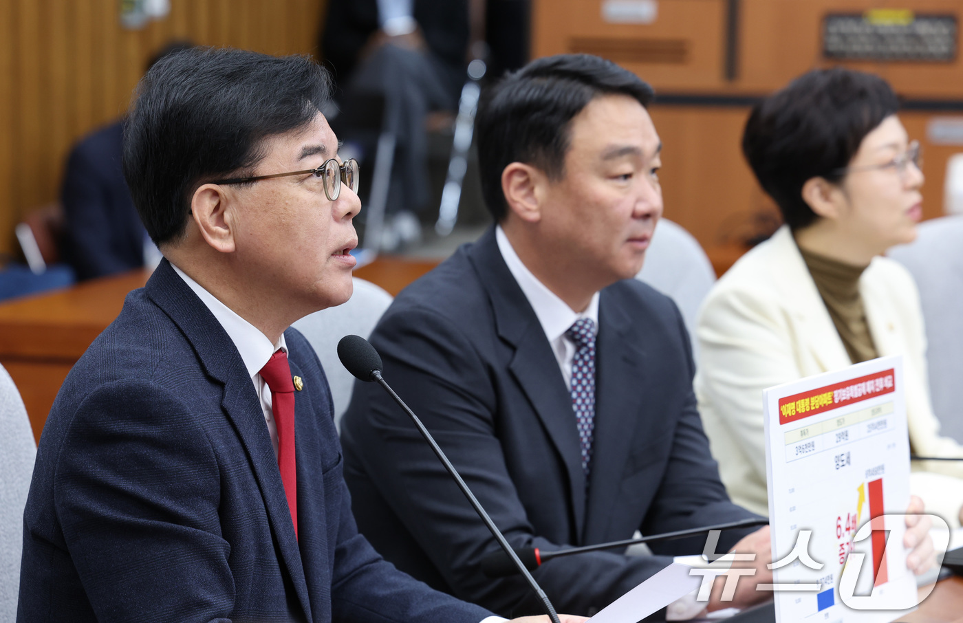 (서울=뉴스1) 신웅수 기자 = 송언석 국민의힘 원내대표가 21일 서울 여의도 국회에서 열린 원내대책회의에서 발언하고 있다. 2026.4.21/뉴스1