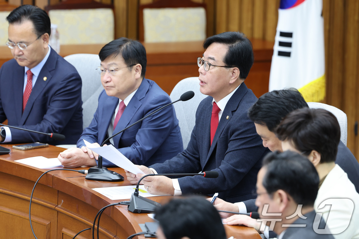 (서울=뉴스1) 신웅수 기자 = 송언석 국민의힘 원내대표가 21일 서울 여의도 국회에서 열린 원내대책회의에서 발언하고 있다. 2026.4.21/뉴스1