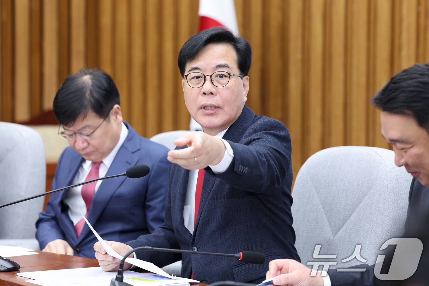 (서울=뉴스1) 신웅수 기자 = 송언석 국민의힘 원내대표가 21일 서울 여의도 국회에서 열린 원내대책회의에서 발언하고 있다. 2026.4.21/뉴스1