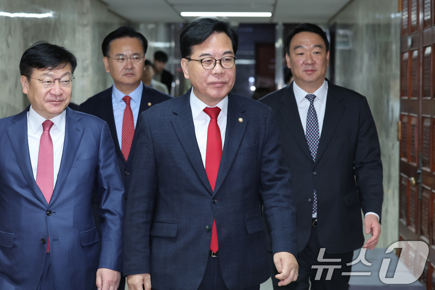 (서울=뉴스1) 신웅수 기자 = 송언석 국민의힘 원내대표가 21일 서울 여의도 국회에서 열린 원내대책회의에 참석하고 있다. 2026.4.21/뉴스1
