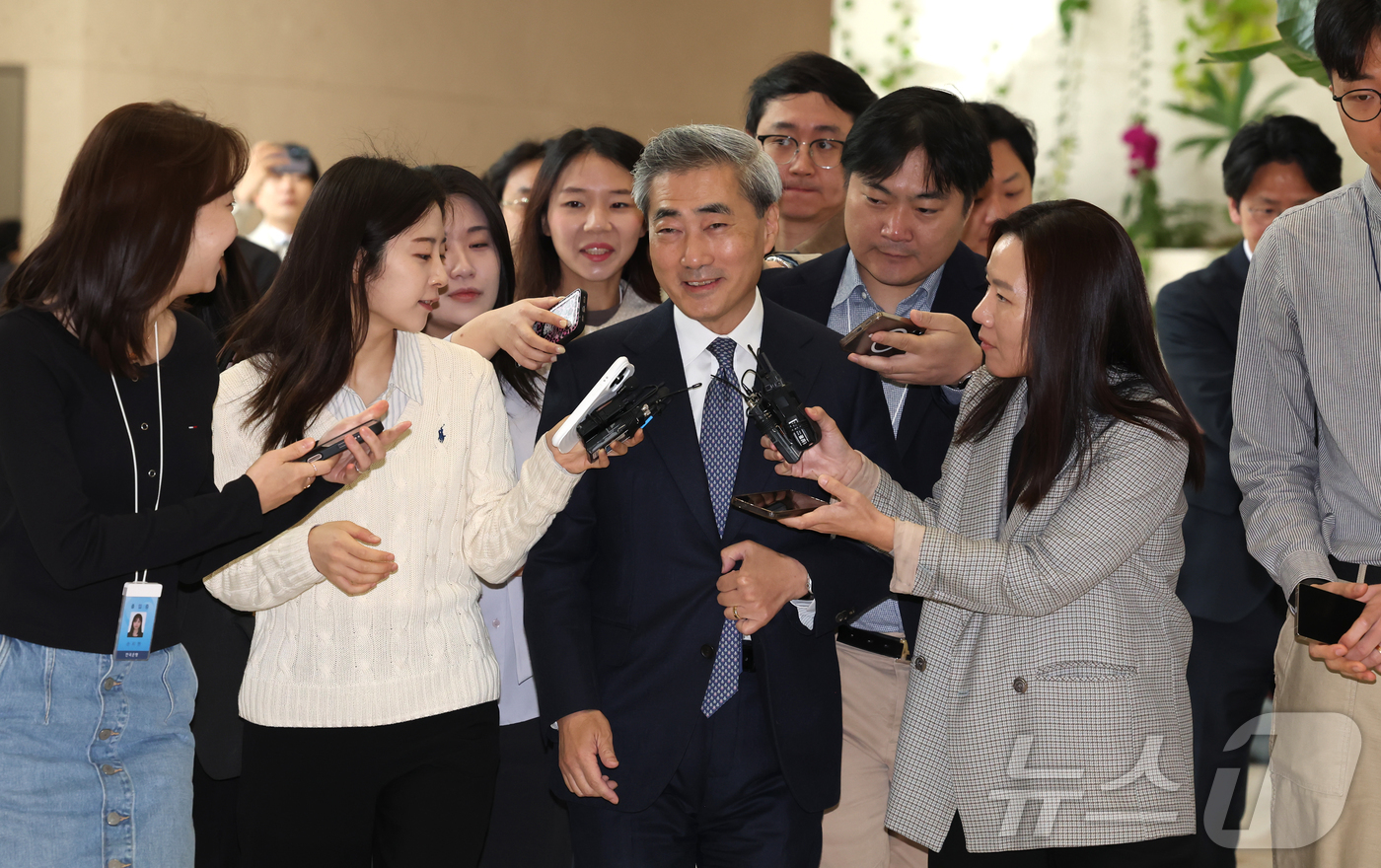 (서울=뉴스1) 이종수 인턴기자 = 신현송 한국은행 총재가 21일 오전 서울 중구 한국은행 본관으로 첫 출근을 하며 취재진 질문을 받고 있다. 2026.4.21/뉴스1