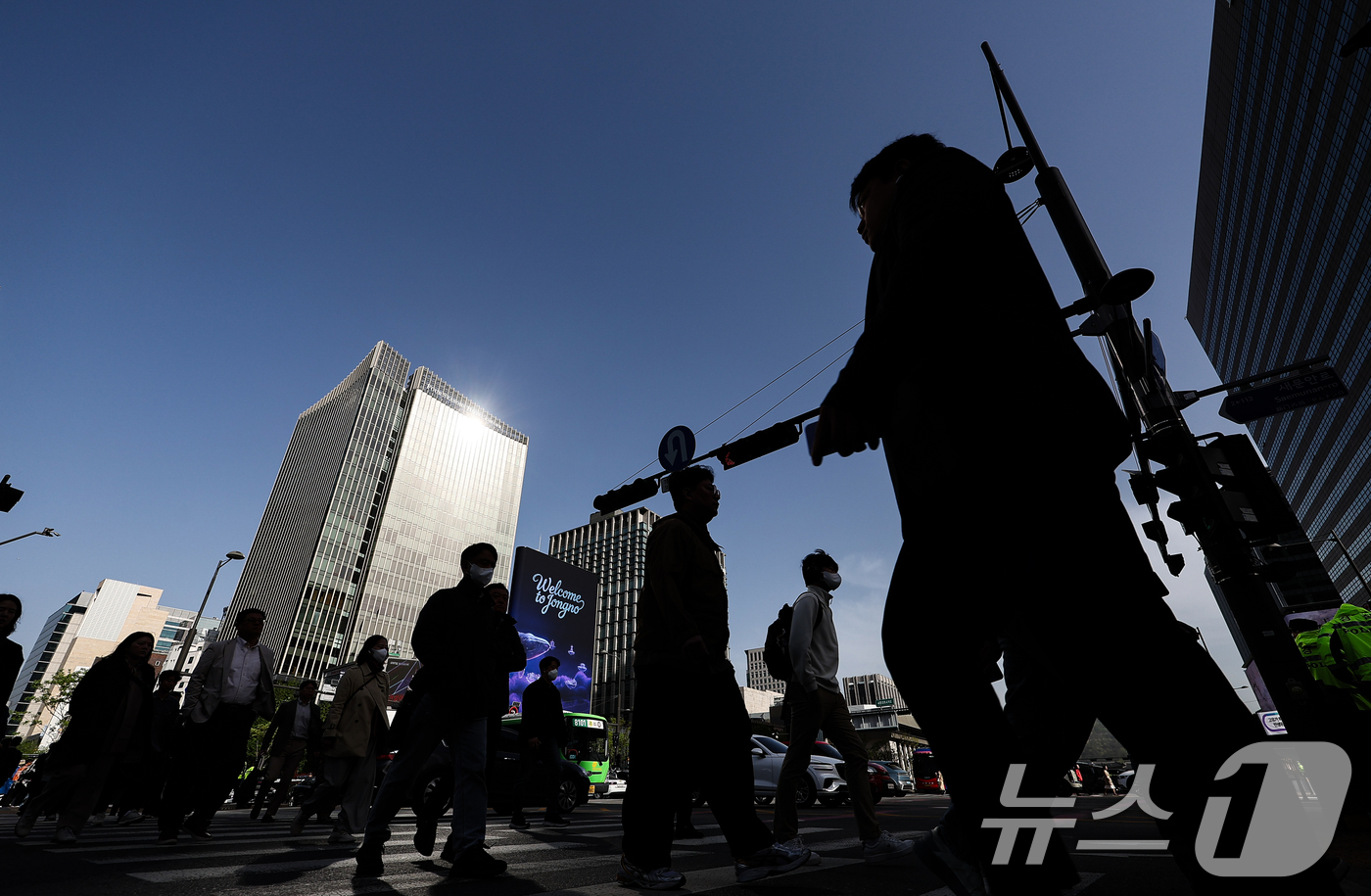 (서울=뉴스1) 김도우 기자 = 쌀쌀한 날씨를 보인 21일 오전 서울 광화문네거리에서 두터운 옷을 입은 시민들이 길을 지나고 있다. 2026.4.21/뉴스1