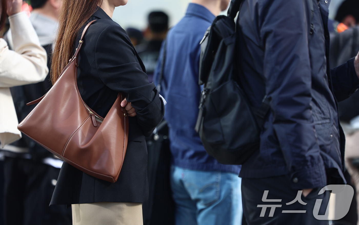 (서울=뉴스1) 김도우 기자 = 쌀쌀한 날씨를 보인 21일 오전 서울 광화문네거리에서 두터운 옷을 입은 시민들이 길을 지나고 있다. 2026.4.21/뉴스1