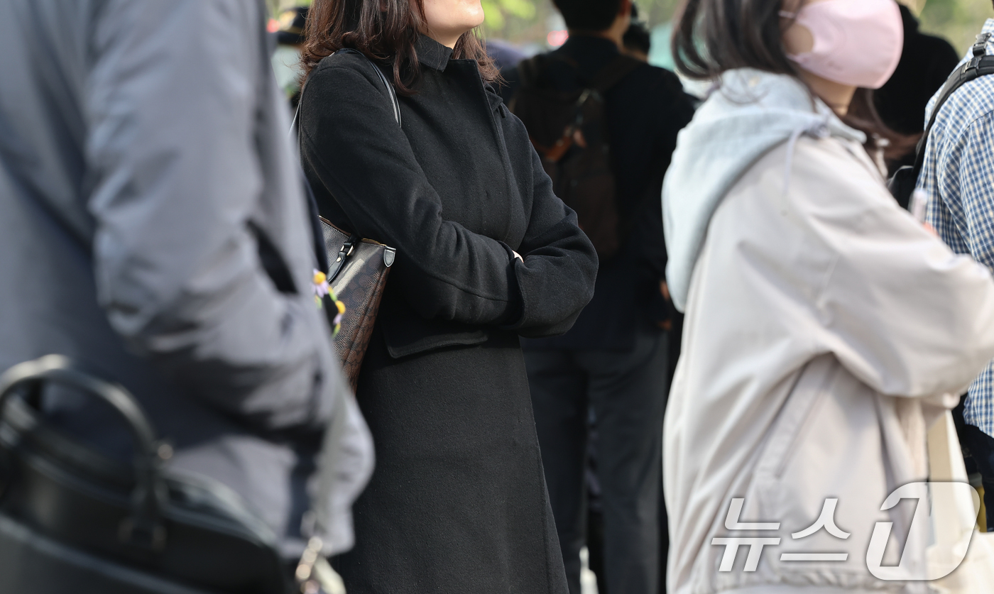 (서울=뉴스1) 김도우 기자 = 쌀쌀한 날씨를 보인 21일 오전 서울 광화문네거리에서 두터운 옷을 입은 시민들이 길을 지나고 있다. 2026.4.21/뉴스1