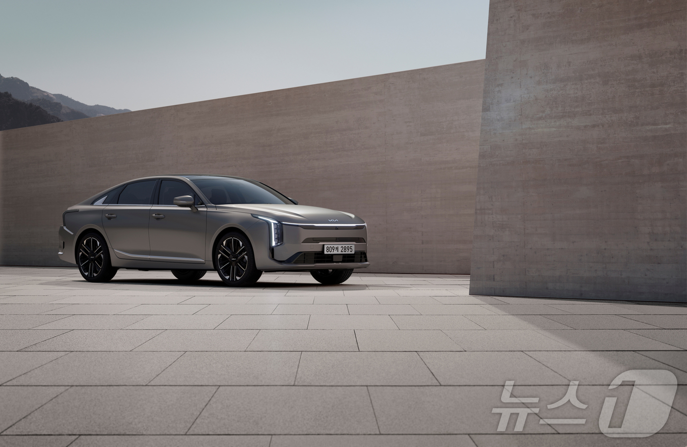 (서울=뉴스1) = 기아가 브랜드 대표 준대형 세단 K8의 연식변경 모델 ‘The 2027 K8’의 판매를 21일 시작한다고 밝혔다. 사진은 기아 'The 2027 K8' (현대차 …