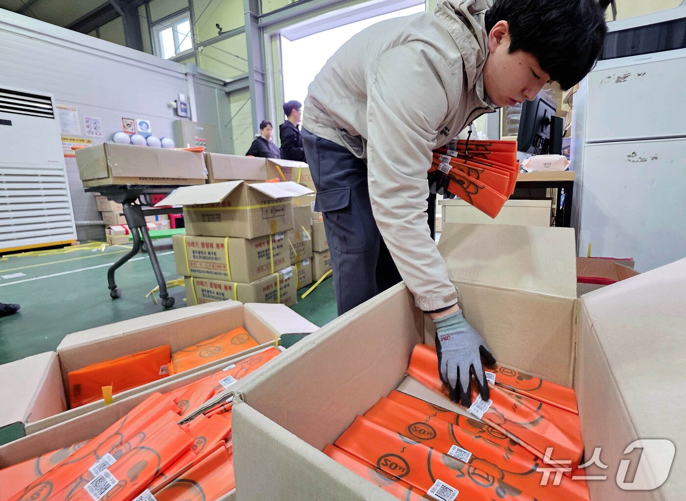 본문 이미지 - 중동발 비닐 대란 조짐이 보이는 가운데 25일 광주 북구청 청소행정과와 시설관리공단 직원들이 본촌동의 종량제 봉투 보관창고에서 봉투의 재고 상황을 파악하고 있다.(광주 북구 제공. 재판매 및 DB 금지)2026.3.25 