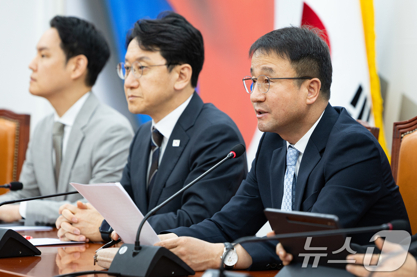 (서울=뉴스1) 유승관 기자 = 한병도 더불어민주당 원내대표가 21일 서울 여의도 국회에서 열린 원내대책회의에서 모두 발언을 하고 있다. 2026.4.21/뉴스1