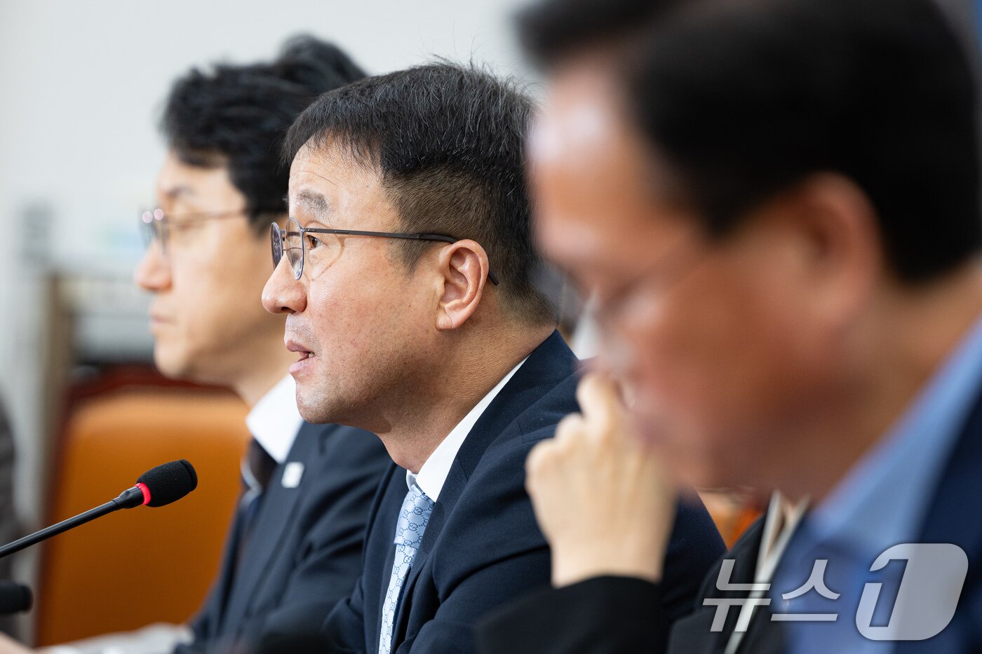 본문 이미지 - 한병도 더불어민주당 원내대표가 21일 서울 여의도 국회에서 열린 원내대책회의에서 모두 발언을 하고 있다. 2026.4.21 ⓒ 뉴스1 유승관 기자