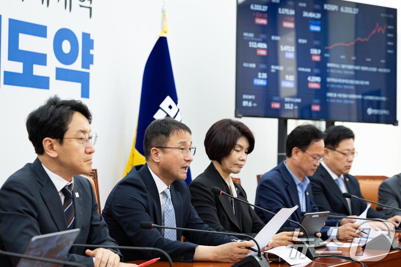 (서울=뉴스1) 유승관 기자 = 한병도 더불어민주당 원내대표가 21일 서울 여의도 국회에서 열린 원내대책회의에서 모두 발언을 하고 있다. 2026.4.21/뉴스1