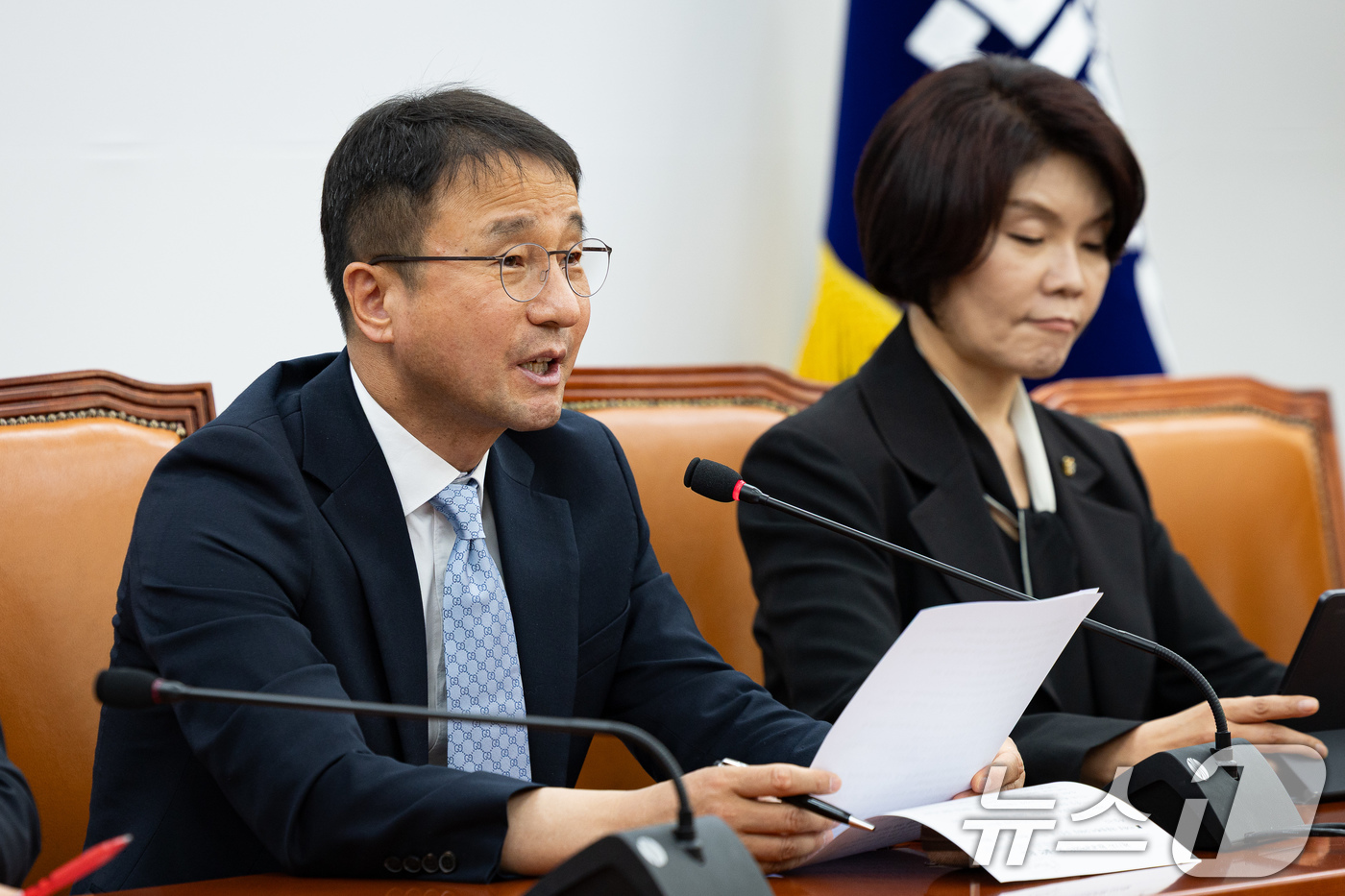 (서울=뉴스1) 유승관 기자 = 한병도 더불어민주당 원내대표가 21일 서울 여의도 국회에서 열린 원내대책회의에서 모두 발언을 하고 있다. 2026.4.21/뉴스1