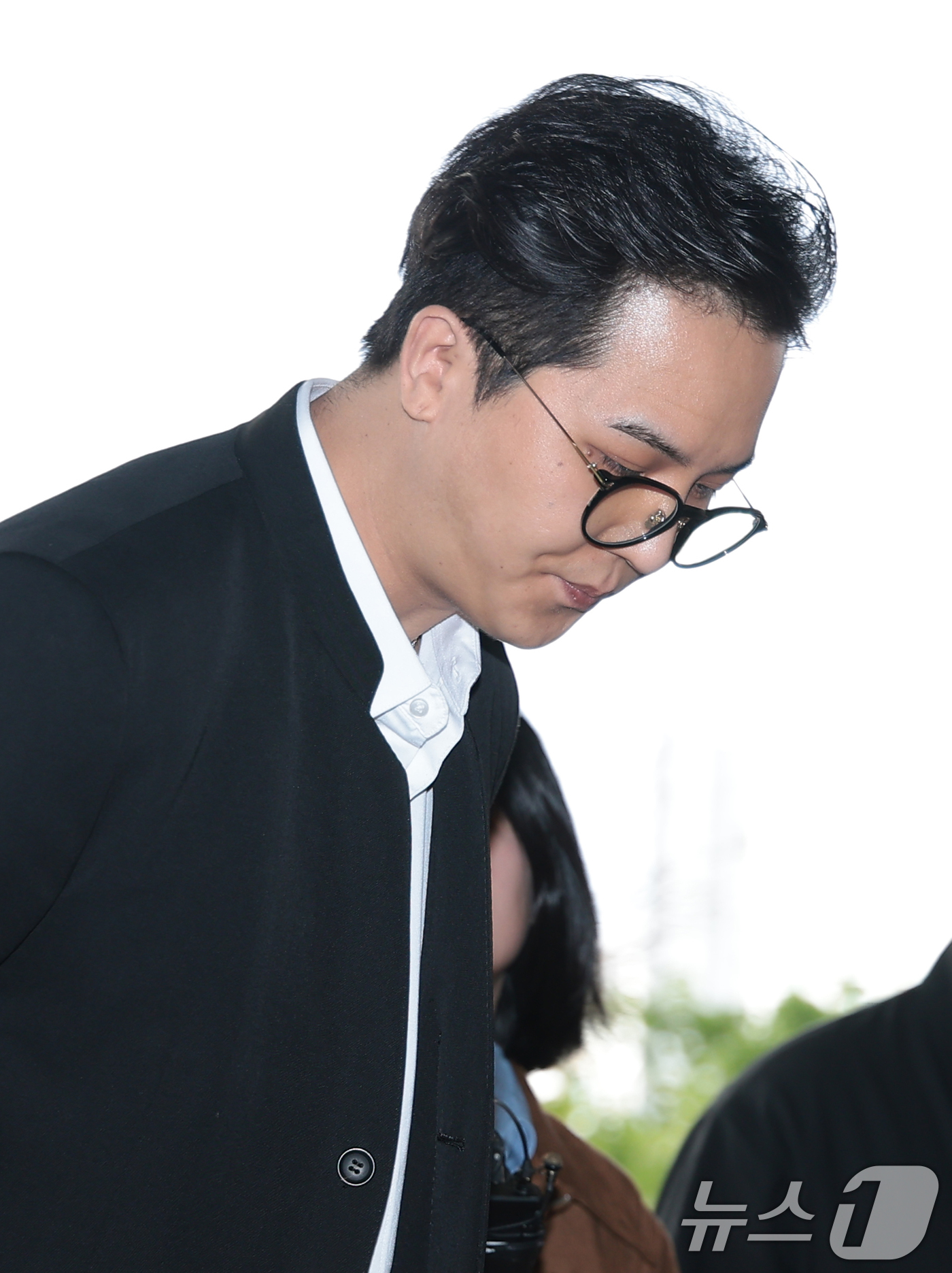 (서울=뉴스1) 권현진 기자 = ‘부실 복무’ 혐의를 받는 송민호가 21일 서울 마포구 서울서부지방법원에서 열린 1차 공판에 출석하고 있다. 2026.4.21/뉴스1