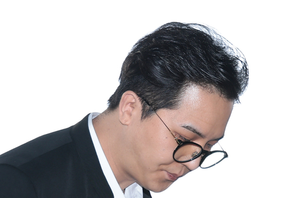 송민호, 부실 복무 혐의 1차 공판 출석