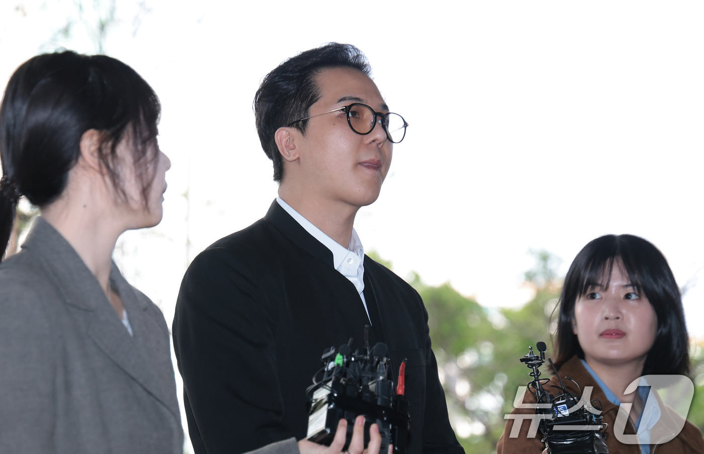 (서울=뉴스1) 권현진 기자 = ‘부실 복무’ 혐의를 받는 송민호가 21일 서울 마포구 서울서부지방법원에서 열린 1차 공판에 출석해 입장을 밝히고 있다. 2026.4.21/뉴스1