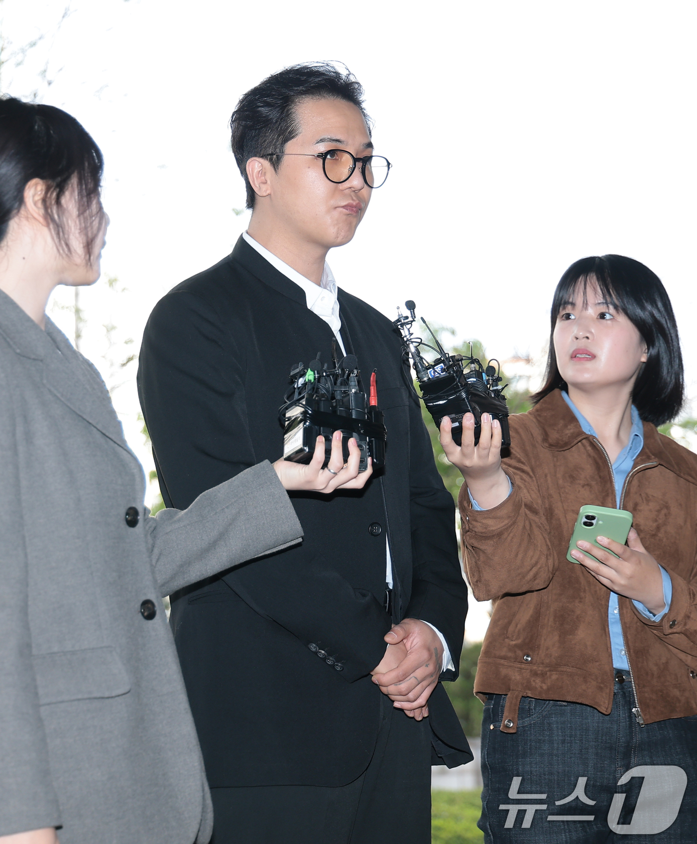 (서울=뉴스1) 권현진 기자 = ‘부실 복무’ 혐의를 받는 송민호가 21일 서울 마포구 서울서부지방법원에서 열린 1차 공판에 출석하고 있다. 2026.4.21/뉴스1