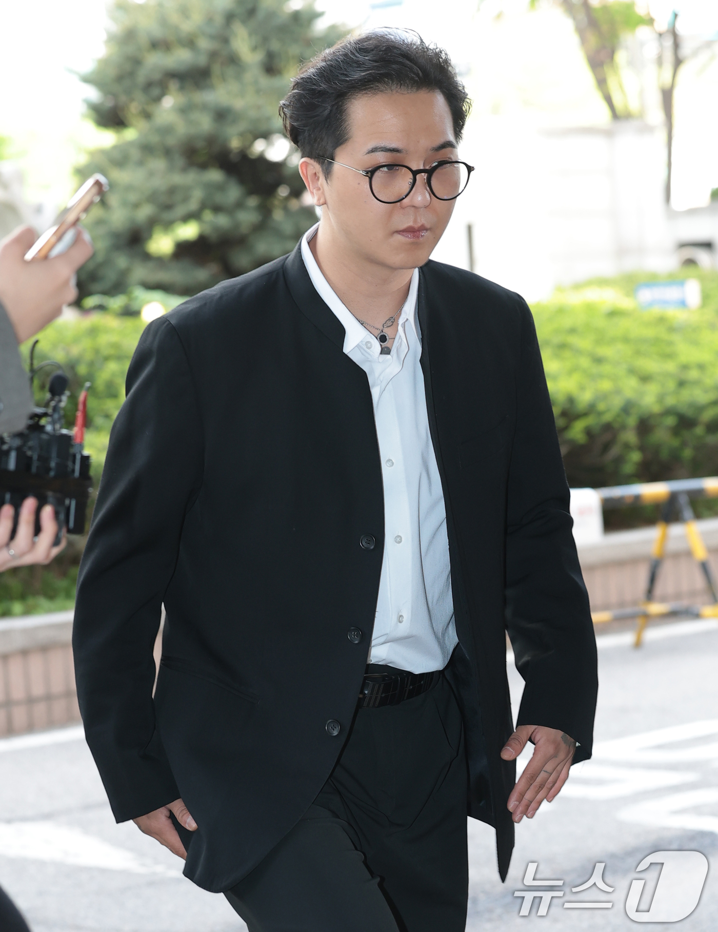 (서울=뉴스1) 권현진 기자 = ‘부실 복무’ 혐의를 받는 송민호가 21일 서울 마포구 서울서부지방법원에서 열린 1차 공판에 출석하고 있다. 2026.4.21/뉴스1