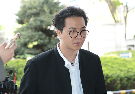 '부실 복무' 송민호, 1차 공판 출석
