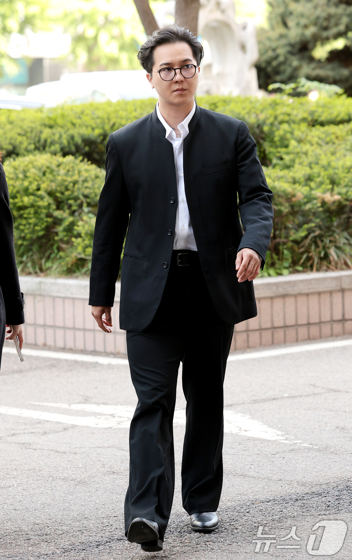 (서울=뉴스1) 권현진 기자 = ‘부실 복무’ 혐의를 받는 송민호가 21일 서울 마포구 서울서부지방법원에서 열린 1차 공판에 출석하고 있다. 2026.4.21/뉴스1