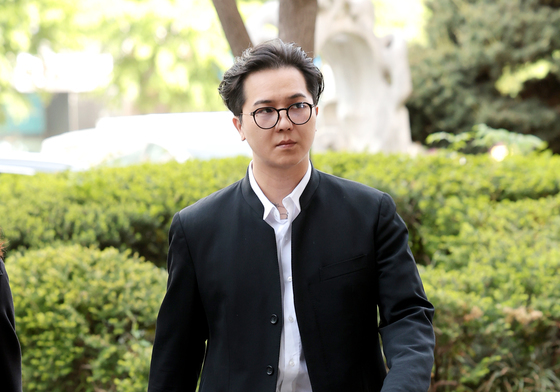 법원 들어서는 송민호