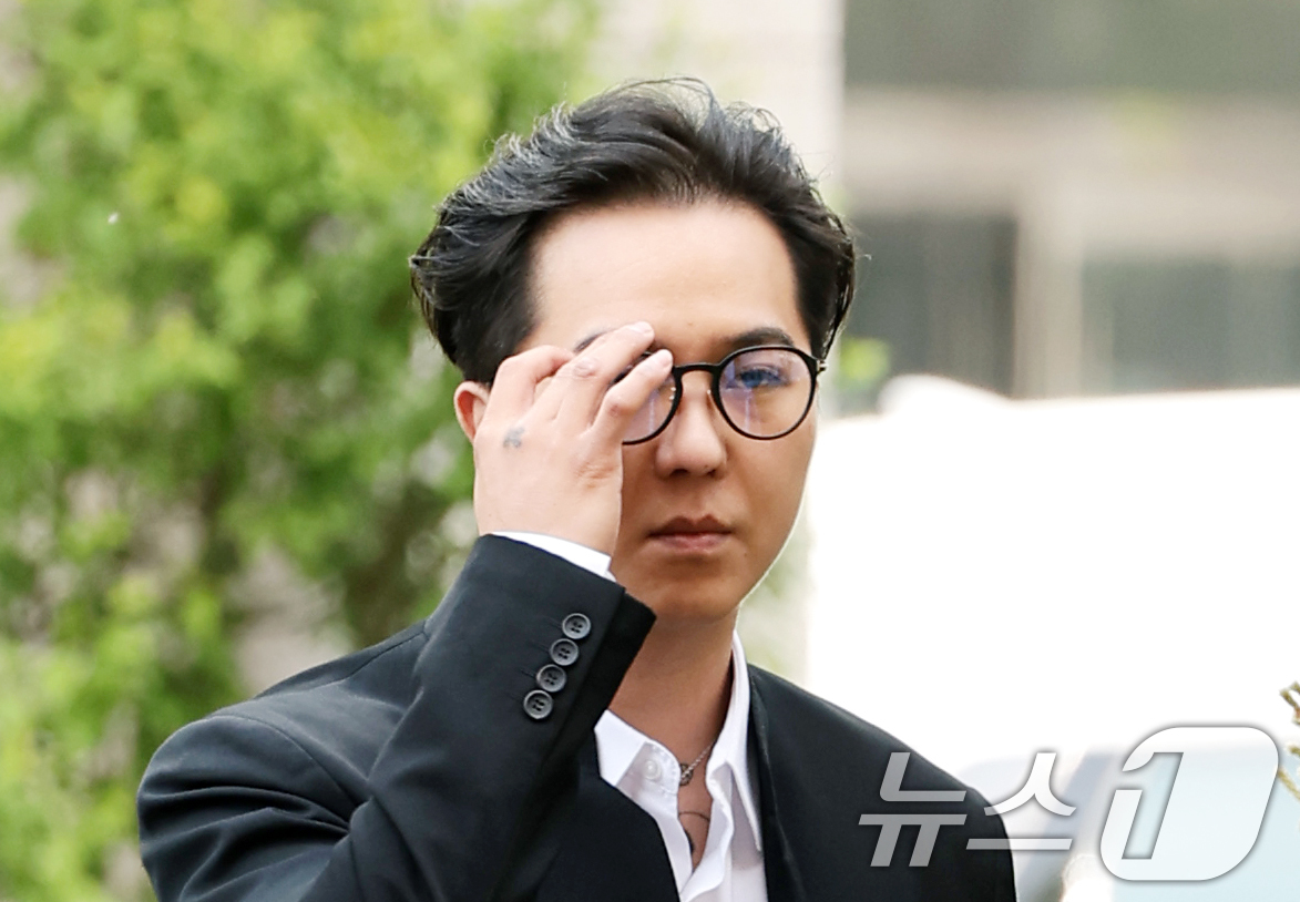(서울=뉴스1) 권현진 기자 = ‘부실 복무’ 혐의를 받는 송민호가 21일 서울 마포구 서울서부지방법원에서 열린 1차 공판에 출석하고 있다. 2026.4.21/뉴스1