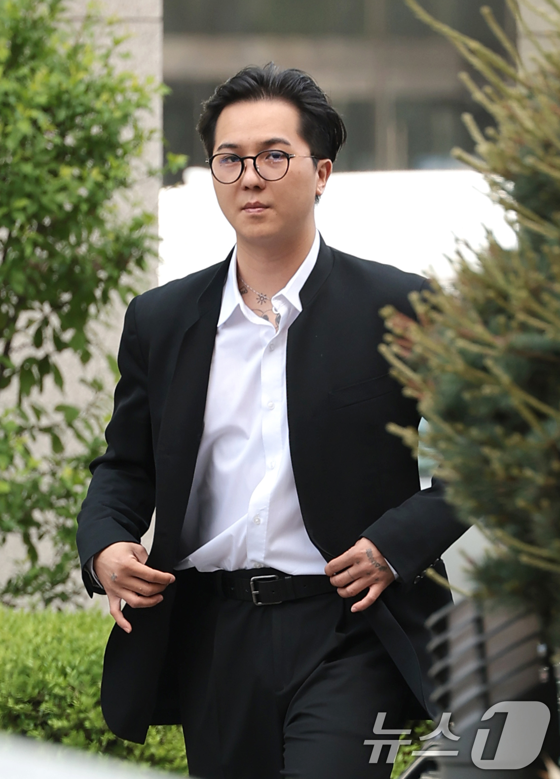 (서울=뉴스1) 권현진 기자 = ‘부실 복무’ 혐의를 받는 송민호가 21일 서울 마포구 서울서부지방법원에서 열린 1차 공판에 출석하고 있다. 2026.4.21/뉴스1