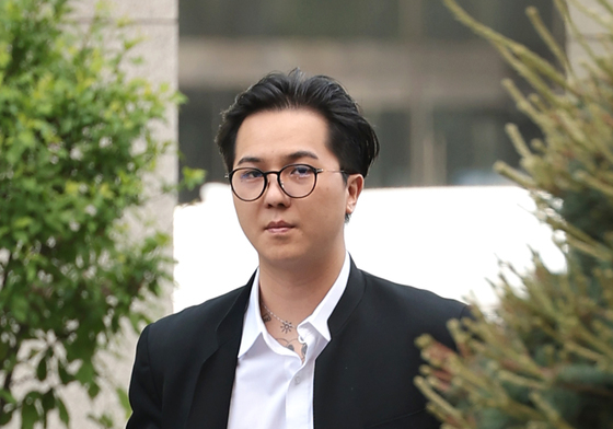 첫 공판 출석한 송민호