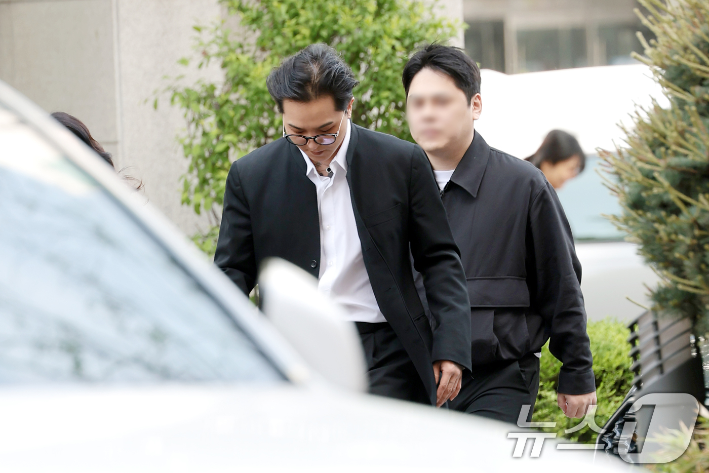 (서울=뉴스1) 권현진 기자 = ‘부실 복무’ 혐의를 받는 송민호가 21일 서울 마포구 서울서부지방법원에서 열린 1차 공판에 출석하고 있다. 2026.4.21/뉴스1