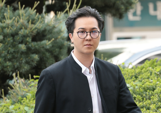 법원 들어서는 송민호