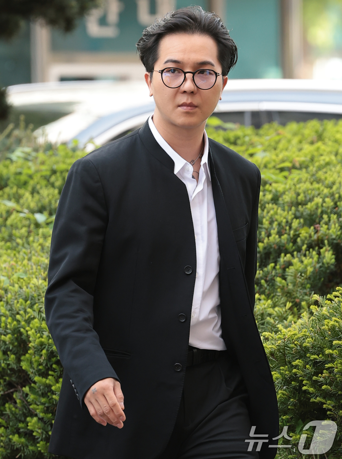 (서울=뉴스1) 권현진 기자 = ‘부실 복무’ 혐의를 받는 송민호가 21일 서울 마포구 서울서부지방법원에서 열린 1차 공판에 출석하고 있다. 2026.4.21/뉴스1