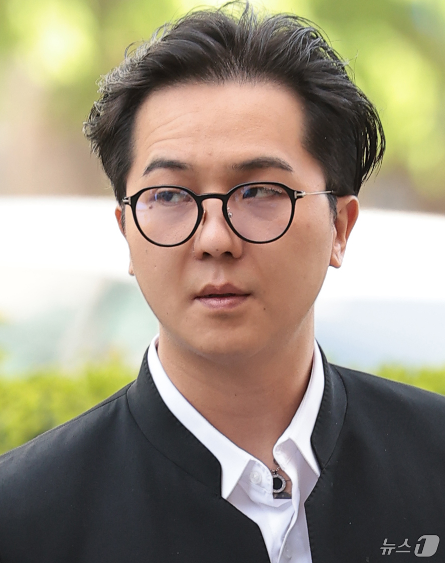 (서울=뉴스1) 권현진 기자 = ‘부실 복무’ 혐의를 받는 송민호가 21일 서울 마포구 서울서부지방법원에서 열린 1차 공판에 출석하고 있다. 2026.4.21/뉴스1