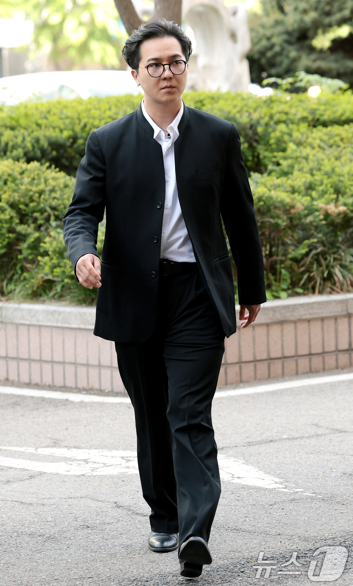 (서울=뉴스1) 권현진 기자 = ‘부실 복무’ 혐의를 받는 송민호가 21일 서울 마포구 서울서부지방법원에서 열린 1차 공판에 출석하고 있다. 2026.4.21/뉴스1