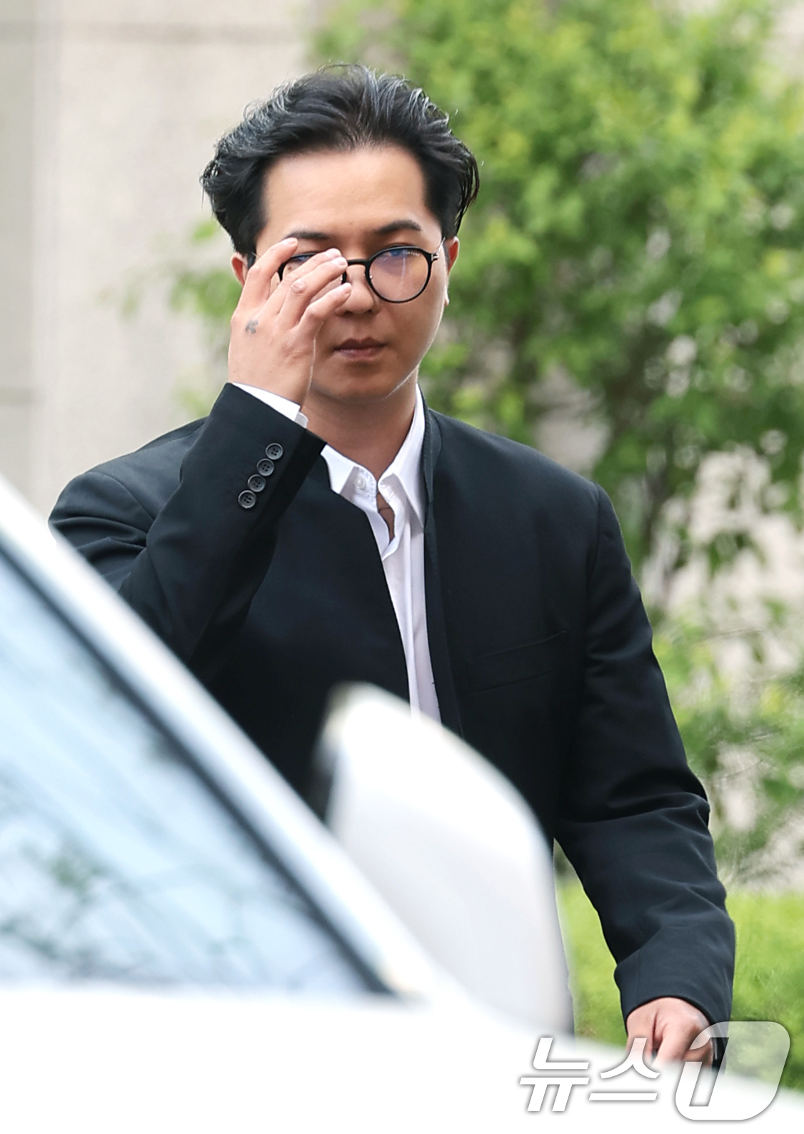 (서울=뉴스1) 권현진 기자 = ‘부실 복무’ 혐의를 받는 송민호가 21일 서울 마포구 서울서부지방법원에서 열린 1차 공판에 출석하고 있다. 2026.4.21/뉴스1