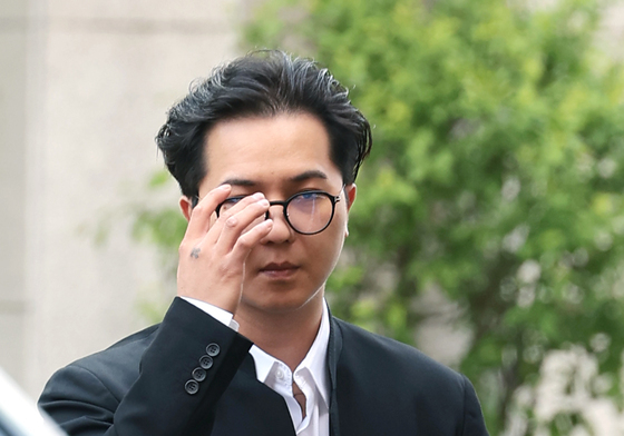 '부실 복무' 송민호, 첫 공판 출석