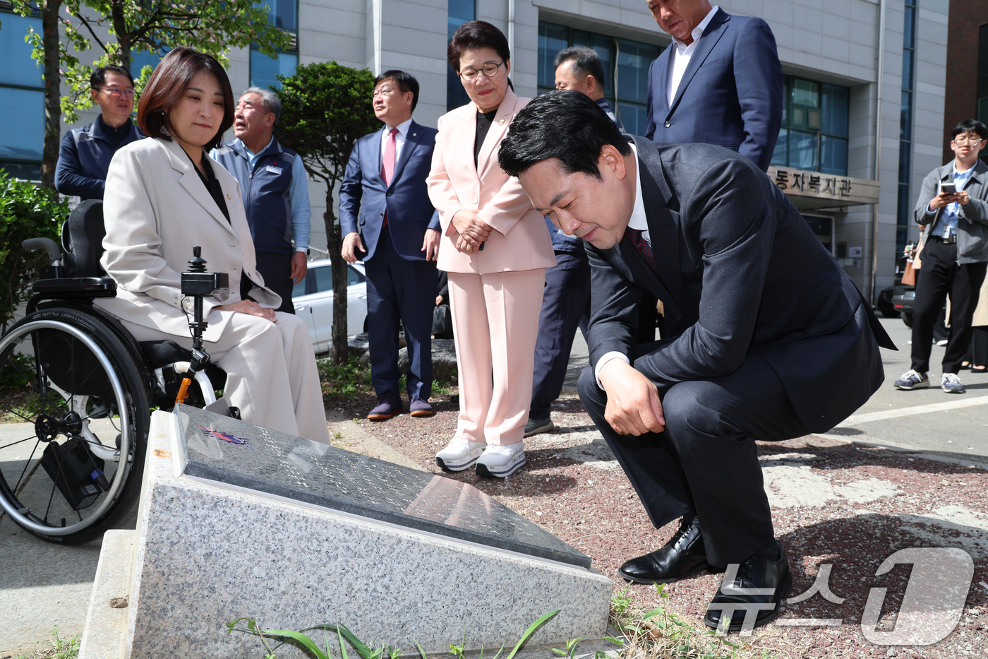 (서울=뉴스1) 안은나 기자 = 장동혁 국민의힘 대표가 21일 오전 서울 영등포구 한국노총 서울지역본부를 찾아 사적비에 대한 설명을 읽고 있다.일본이 태평양전쟁에서 항복할 당시 기 …